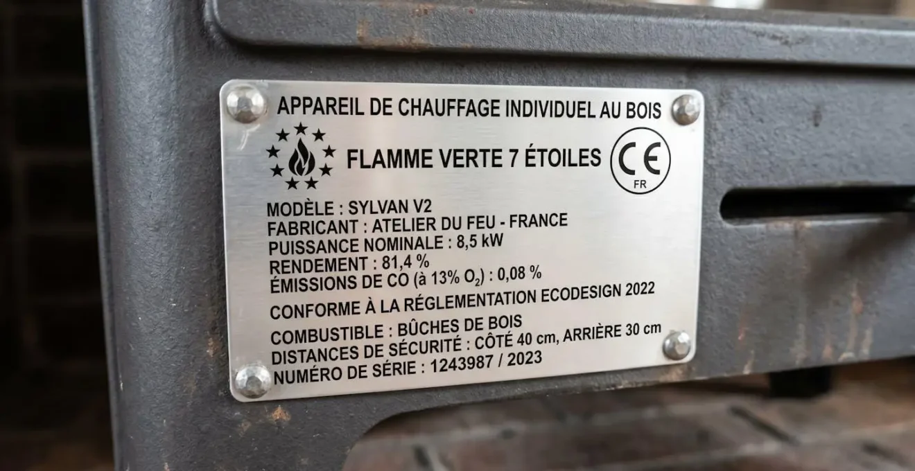 Plaque signalétique d'un appareil de chauffage bois affichant les certifications Flamme Verte 7 étoiles, marquage CE et données techniques de rendement
